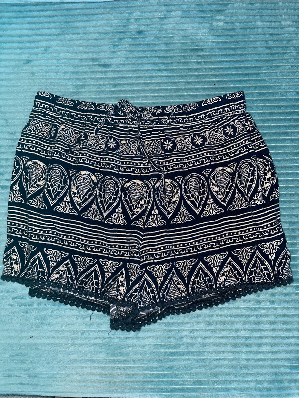 Hollister size XS dark blue/cream print shorts